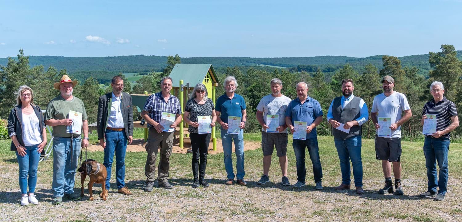 Für ihre Mithilfe bei der Kitzrettung überreichte Landrat Jens Marco Scherf (dritter von links) Urkunden an zahlreiche Landwirtinnen und Landwirte.