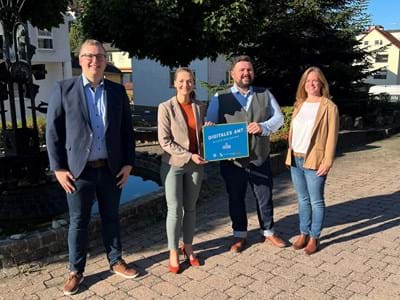 Bild v.l.n.r.: Alexander Kullmann, Projektleiter Digitalisierung, Judith Gerlach (StMD), 1. Bürgermeister Michael Schüßler, Sindy Naumann Geschäftsleiterin