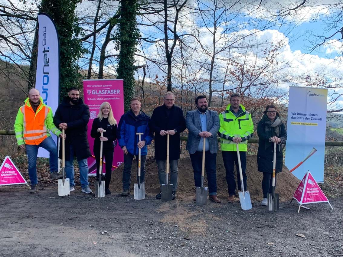 (von links): Benedikt Ludwig (Bautechniker ISB), Mehmet Ergül (Projektleiter Euronet Bau), Sandra Thierfeldt (Telekom), Achim Fries (Bauleiter Gemeinde Leidersbach), Markus Hofmann (GlasfaserPlus), Bürgermeister Michael Schüßler, Mathias Nörenberg (Projektleiter GlasfaserPlus), Lisa Sperlich (stellvertretende Ge-schäftsführerin Gemeinde Leidersbach)